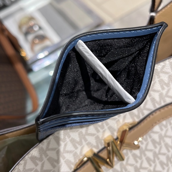 Michael Kors Cooper Graphic Logo Tall Card Case Denim Multi
Denim Multi
NWT - Picture 8 of 16